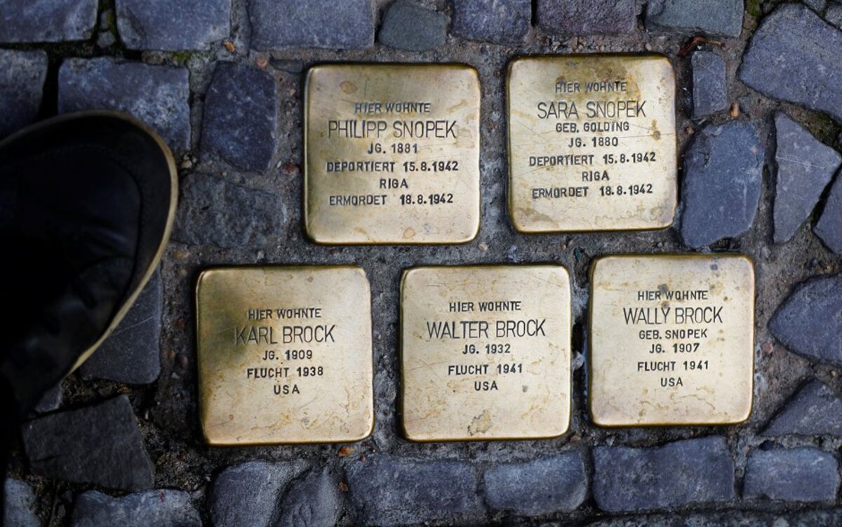 Germany S Powerful Stolpersteine Memorials Go Missing Bloomberg   1200x751 