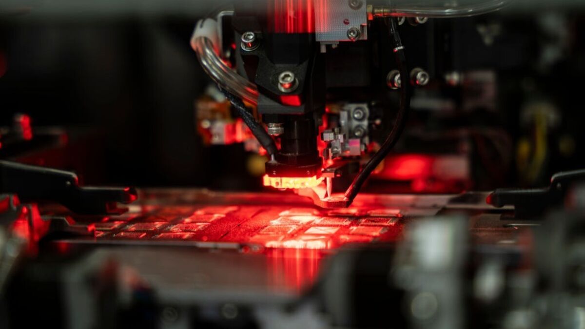 Musk, Cook Warn of Memory Chip Crisis as Demand From AI Grows