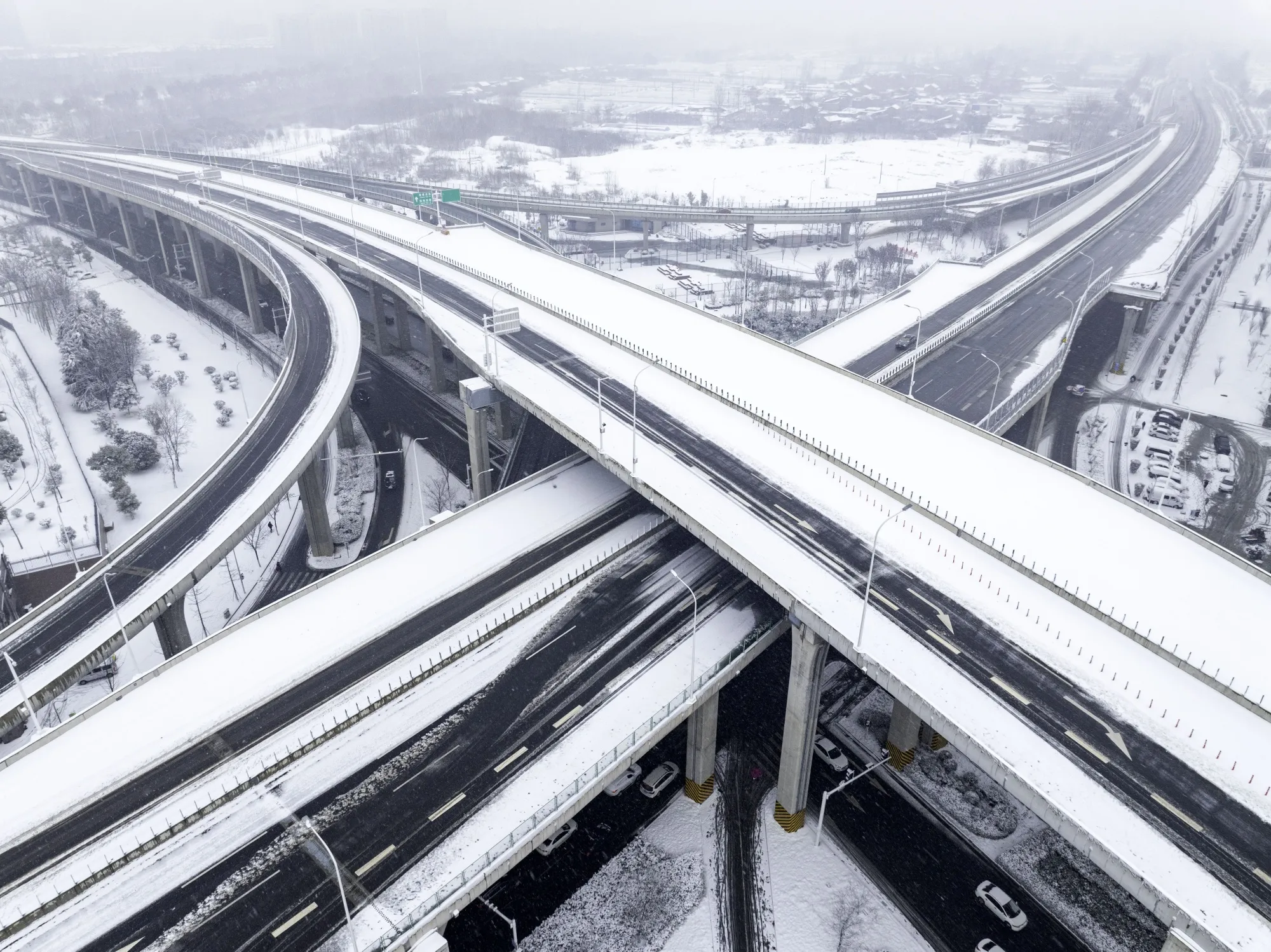 City roads are temporarily closed due to heavy snowfall in Huai'an on Feb. 4.
