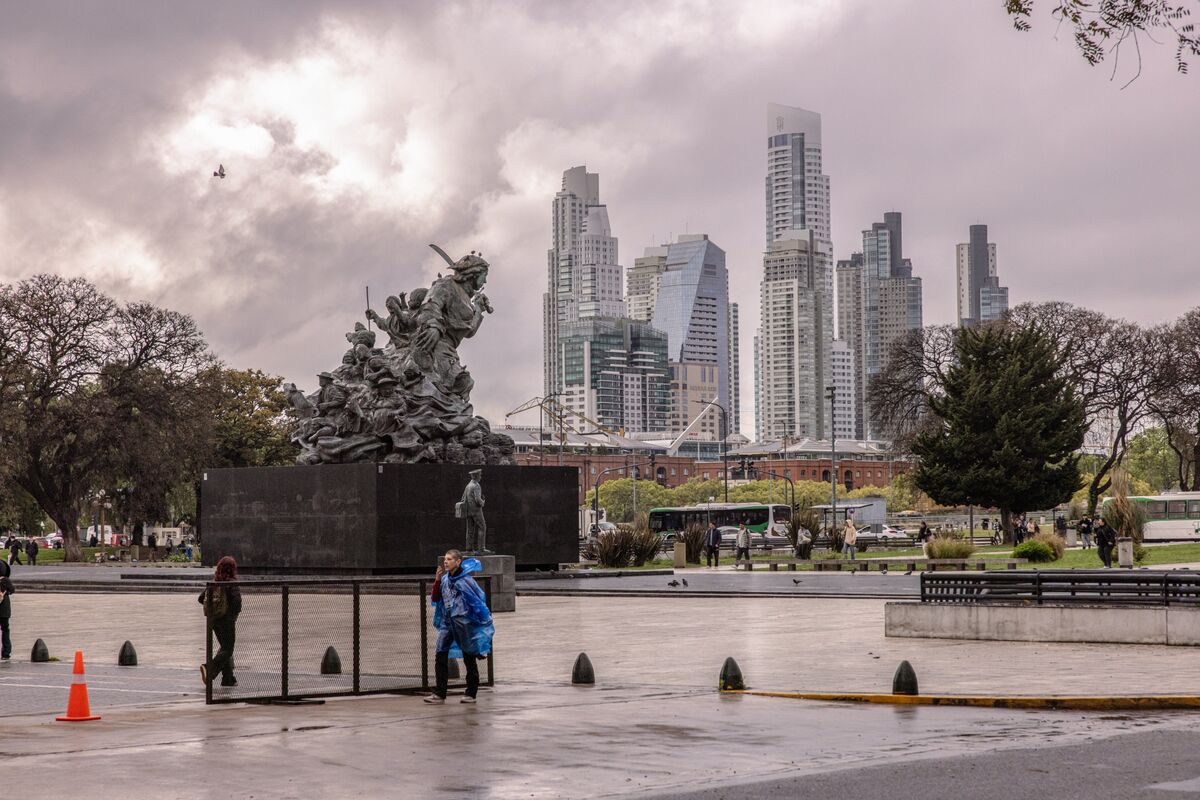 Argentina Pauses Local Dollar Bond Sales as Debt Wall Nears