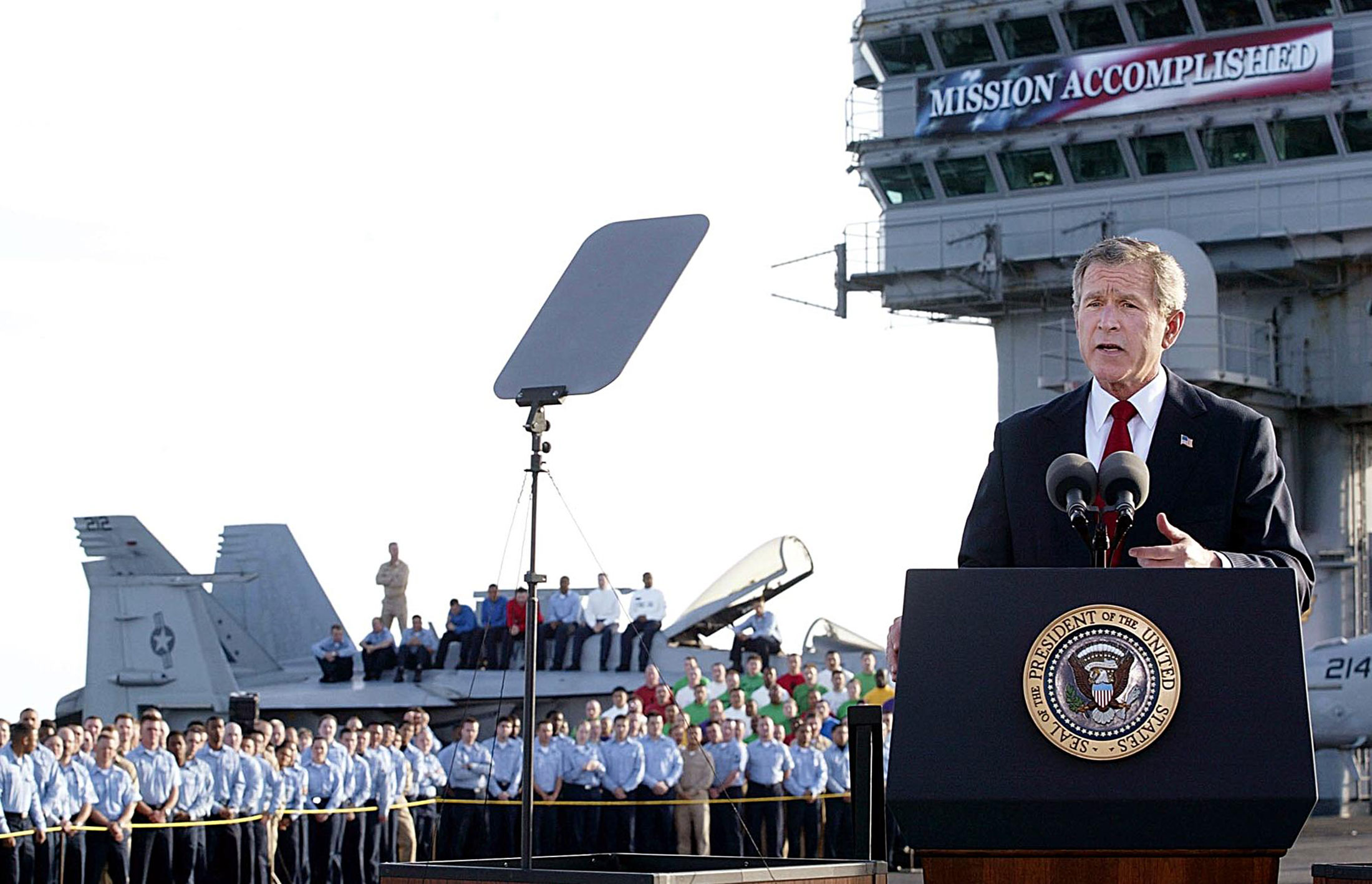 1 мая 2003. Джордж Буш Mission accomplished. Авианосец Джордж Буш. Джордж Буш младший на авианосце. Джордж Буш Ирак 2003.