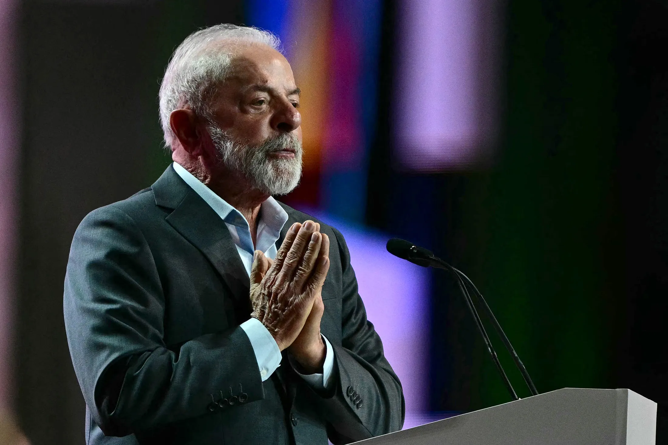 O presidente Luiz Inácio Lula da Silva gesticula enquanto discursa em 10 de novembro.