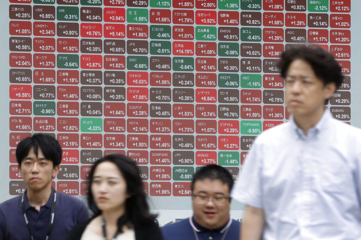 Japan Stocks Set for Weak Open as Ishiba’s Key Ally Plans Exit