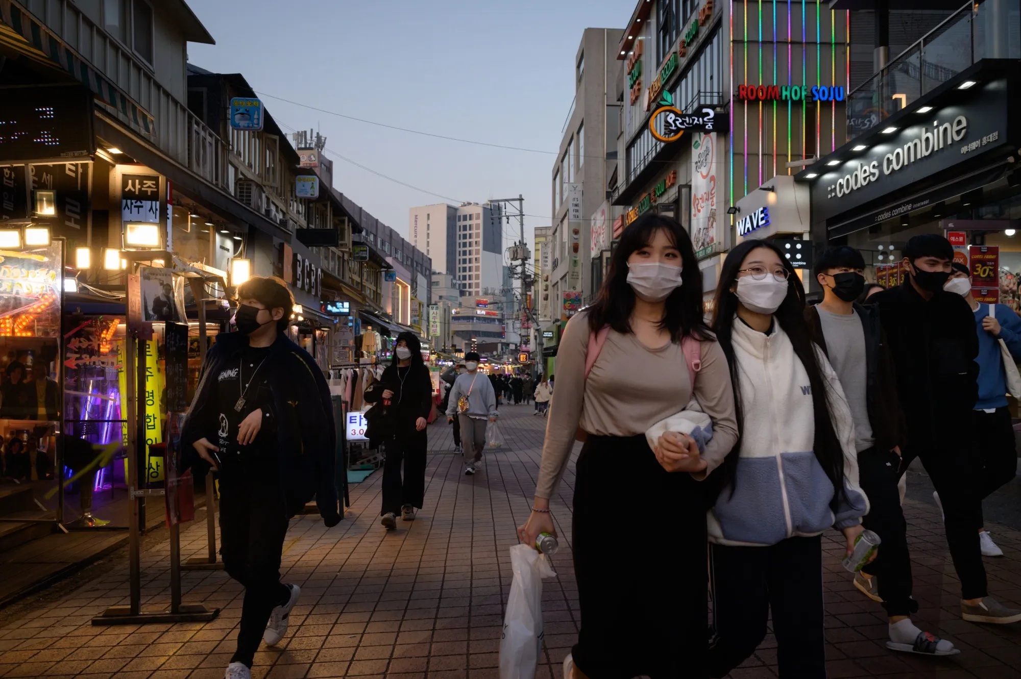 Pedestrians wearing face masks&nbsp;in Seoul Nov. 16.