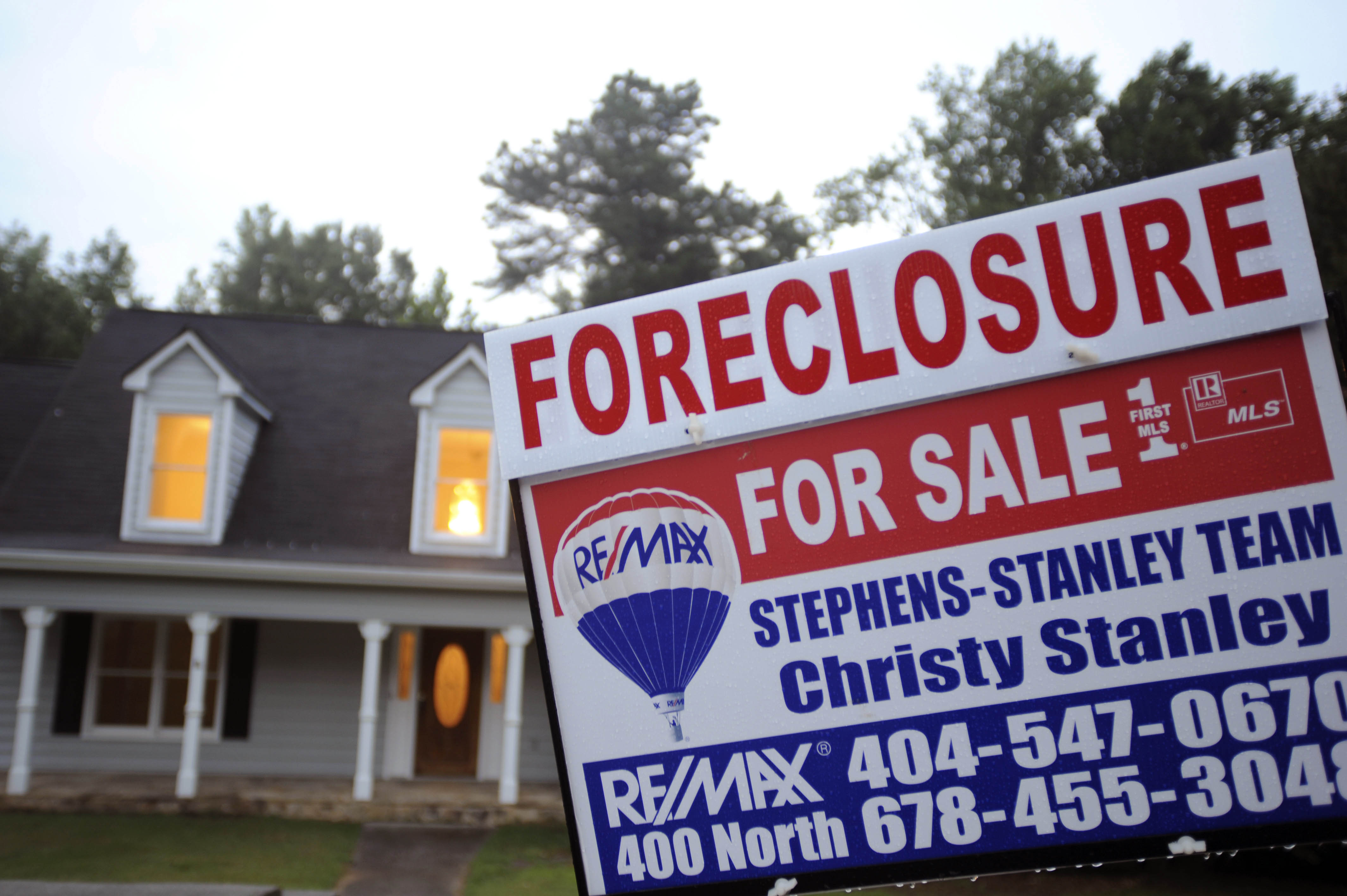 Banks Forced to Pay Foreclosure Victims as Talks Continue