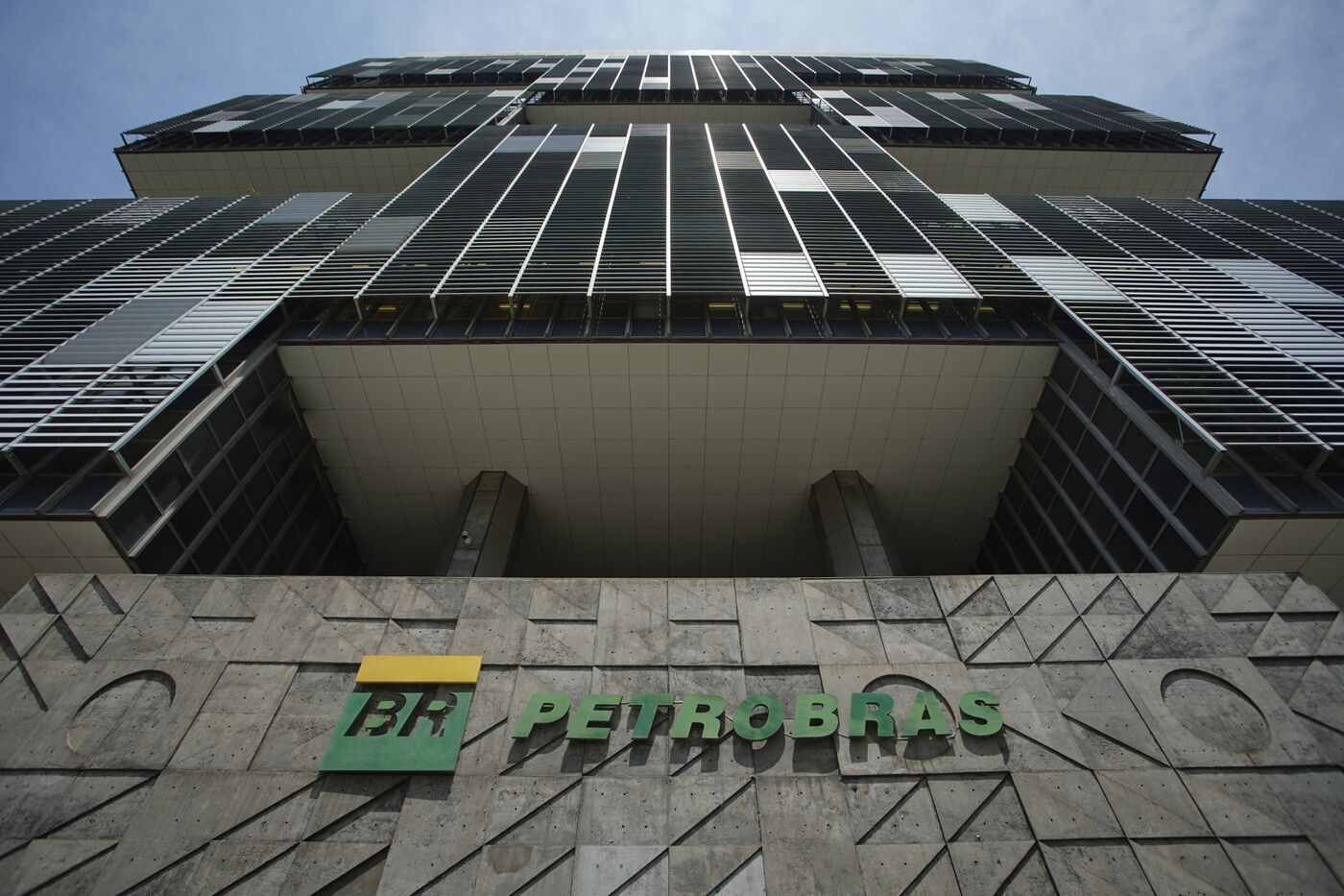 Petrobras To Keep Pegging Fuel To Global Prices, Prates Says - Bloomberg