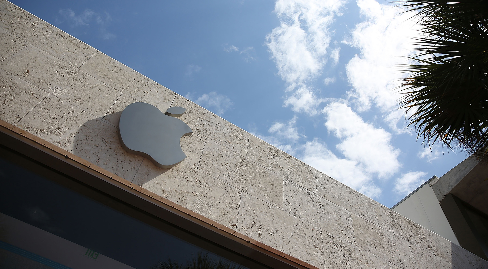 Apple Shuts 10% of U.S. Stores Again on Virus With 14 in Florida - Bloomberg