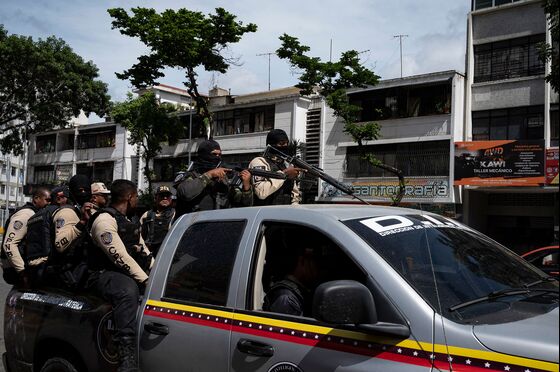 Sections of Caracas Paralyzed by Shootouts Between Gangs and Cops