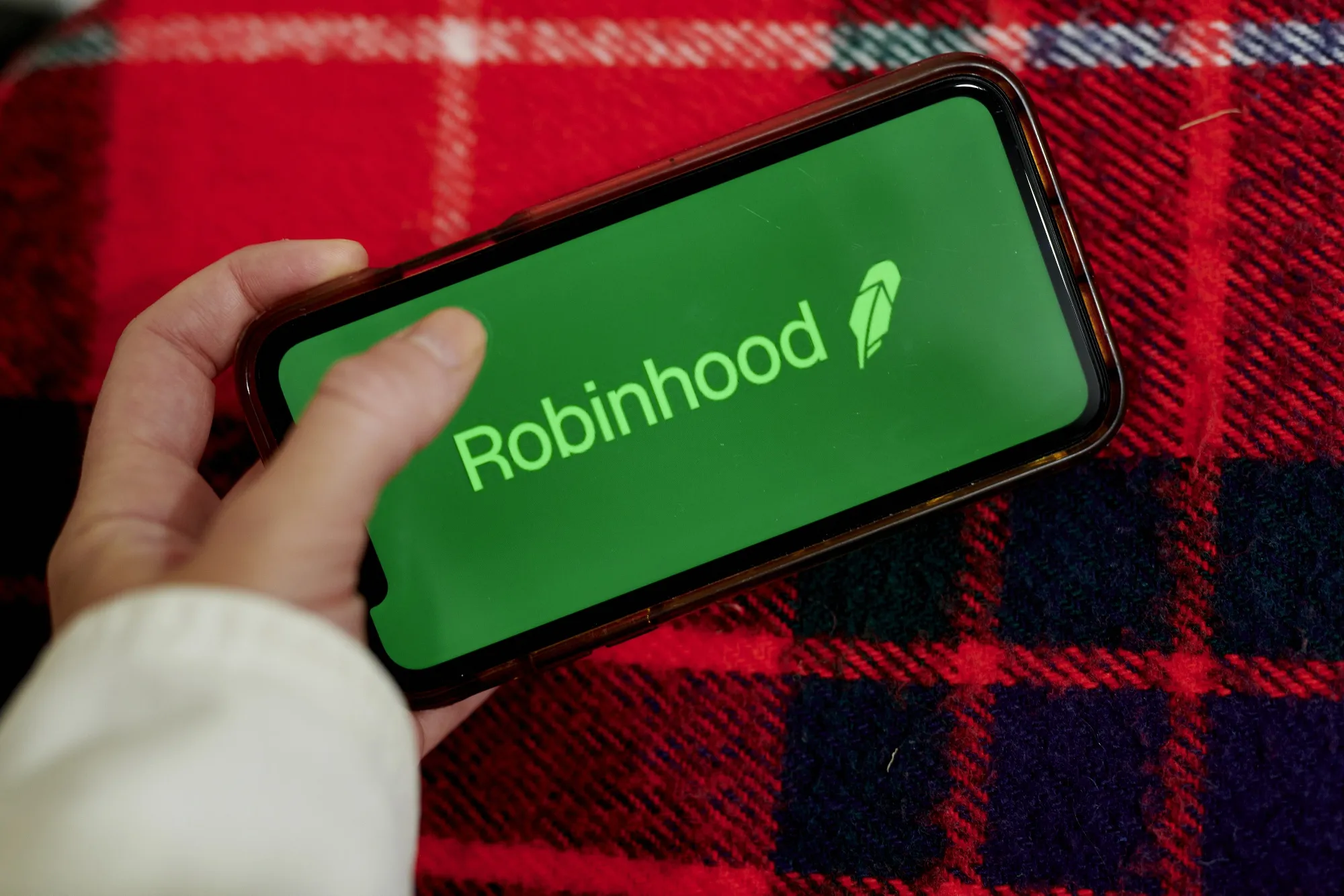 Robinhood Users Had Accounts Looted, Say There's No One To Call 
