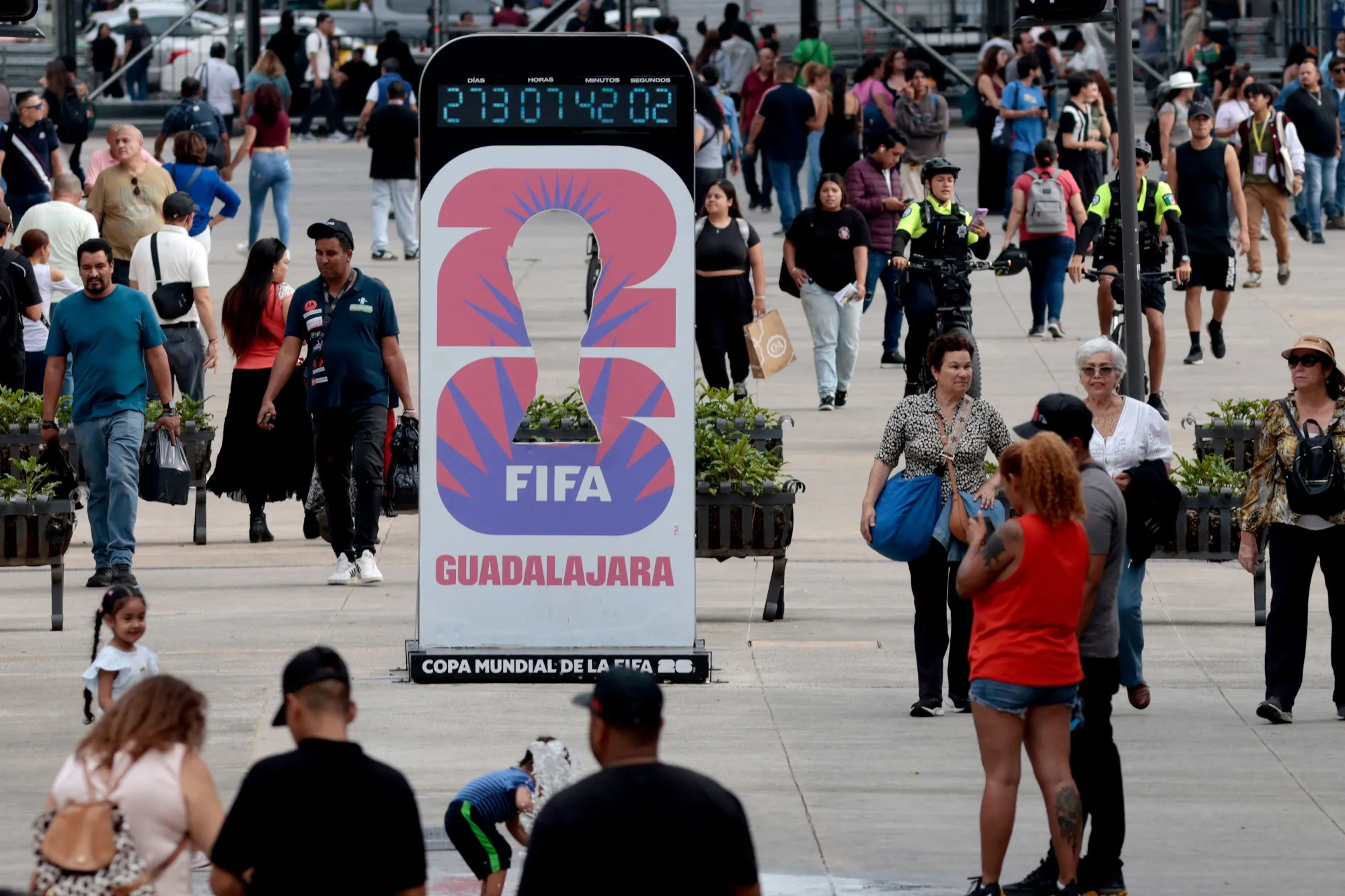 O relógio de contagem regressiva para a Copa do Mundo da FIFA de 2026 no Paseo Alcalde em Guadalajara, estado de Jalisco, México.