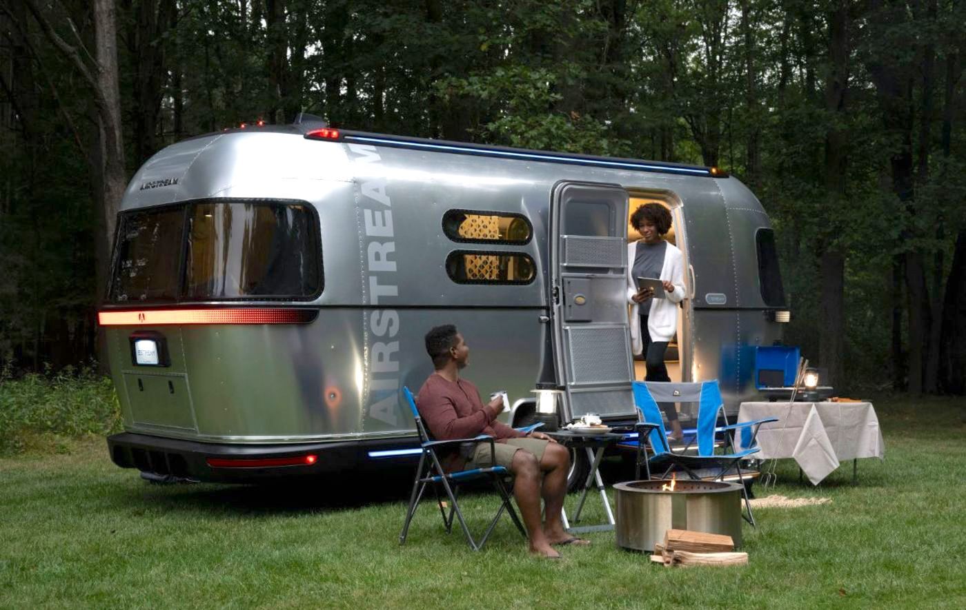 Airstream Goes Electric: New eStream Trailer Travels Off-Grid for Weeks -  Bloomberg