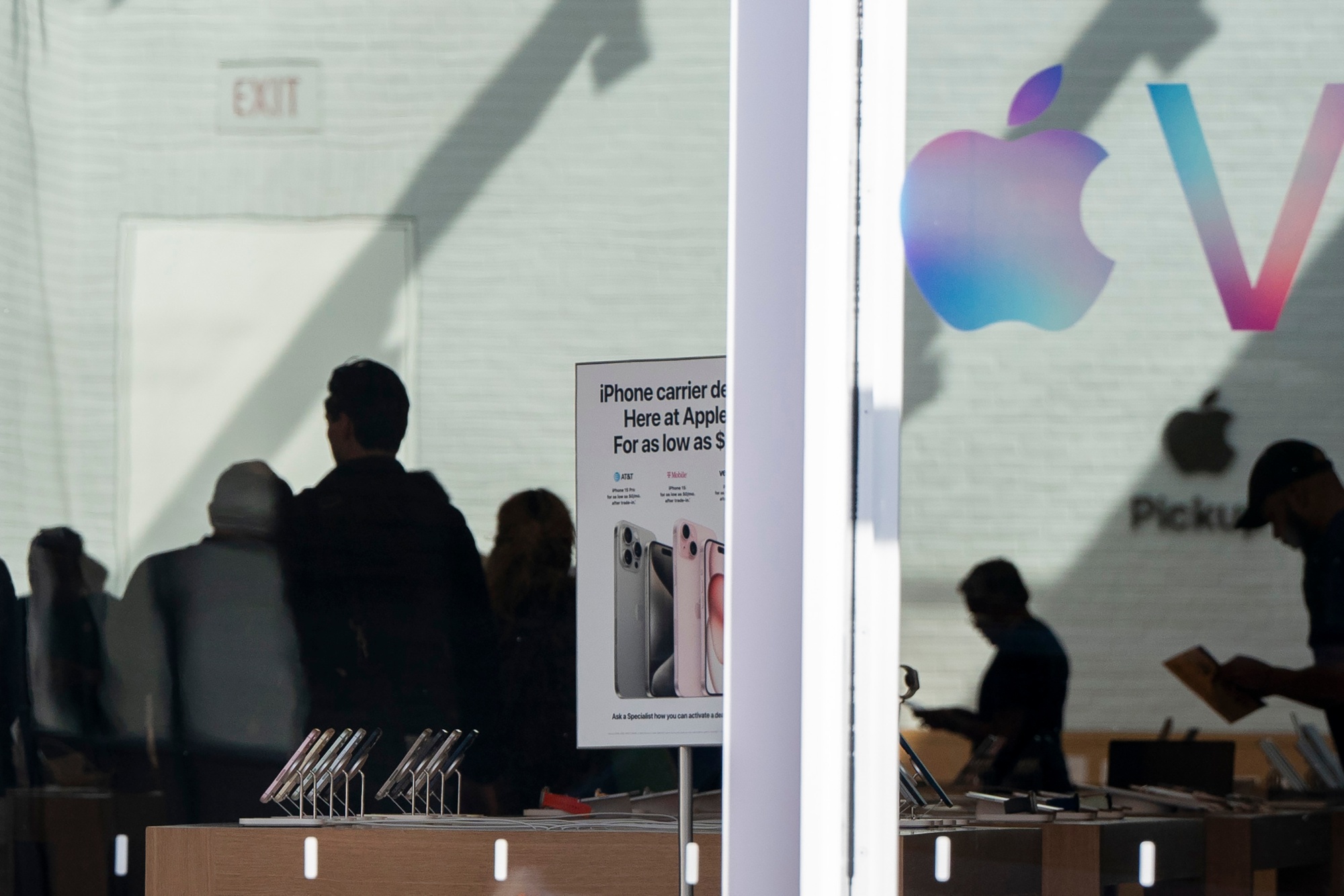 Customers&nbsp;at an Apple Store in Washington.