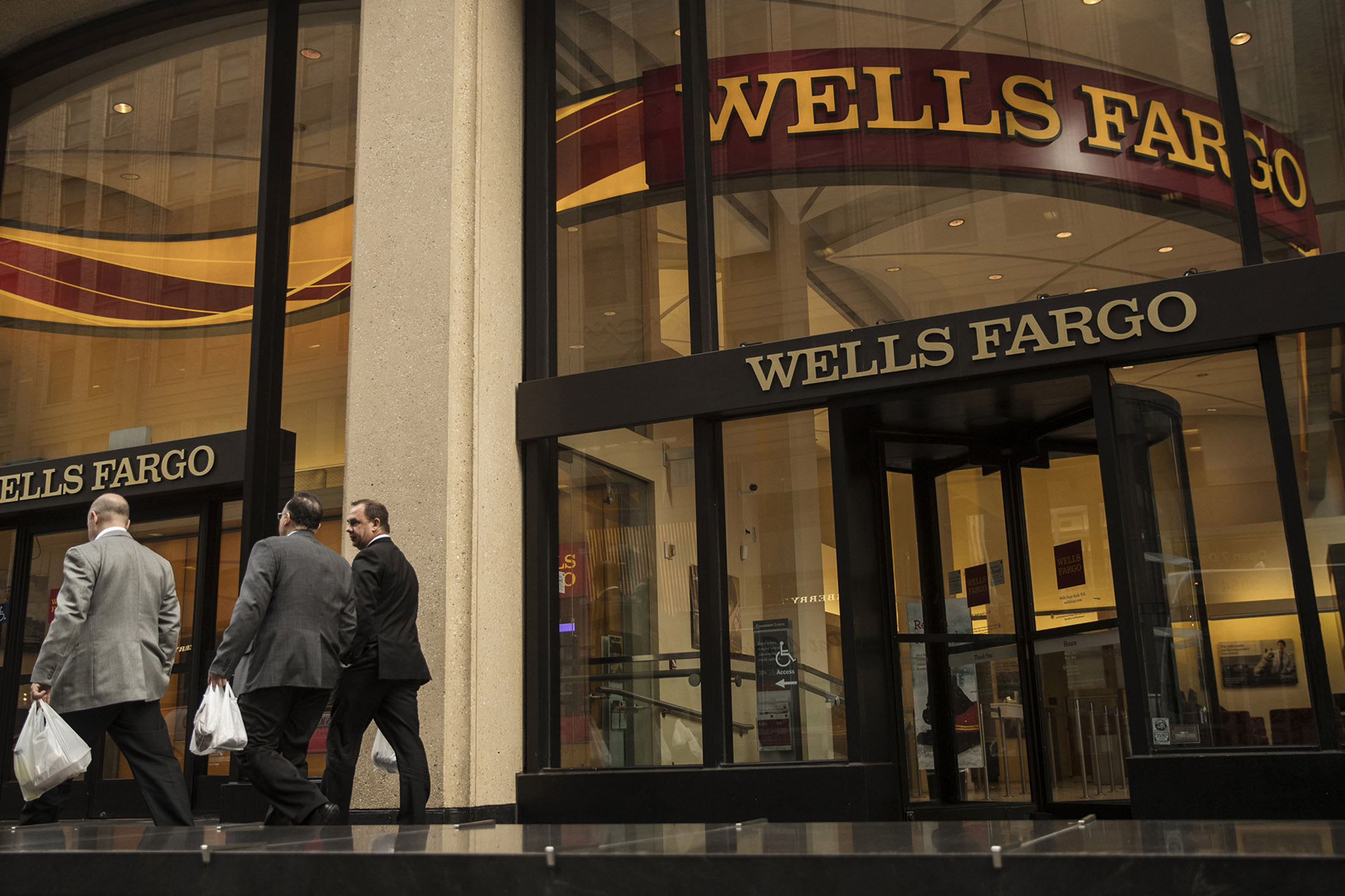 Wells Fargo To Pay States $575 Million Over Sales Practices - Bloomberg