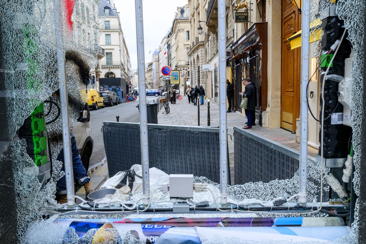 French Business Activity Shrinks on Budget Trouble and Unrest