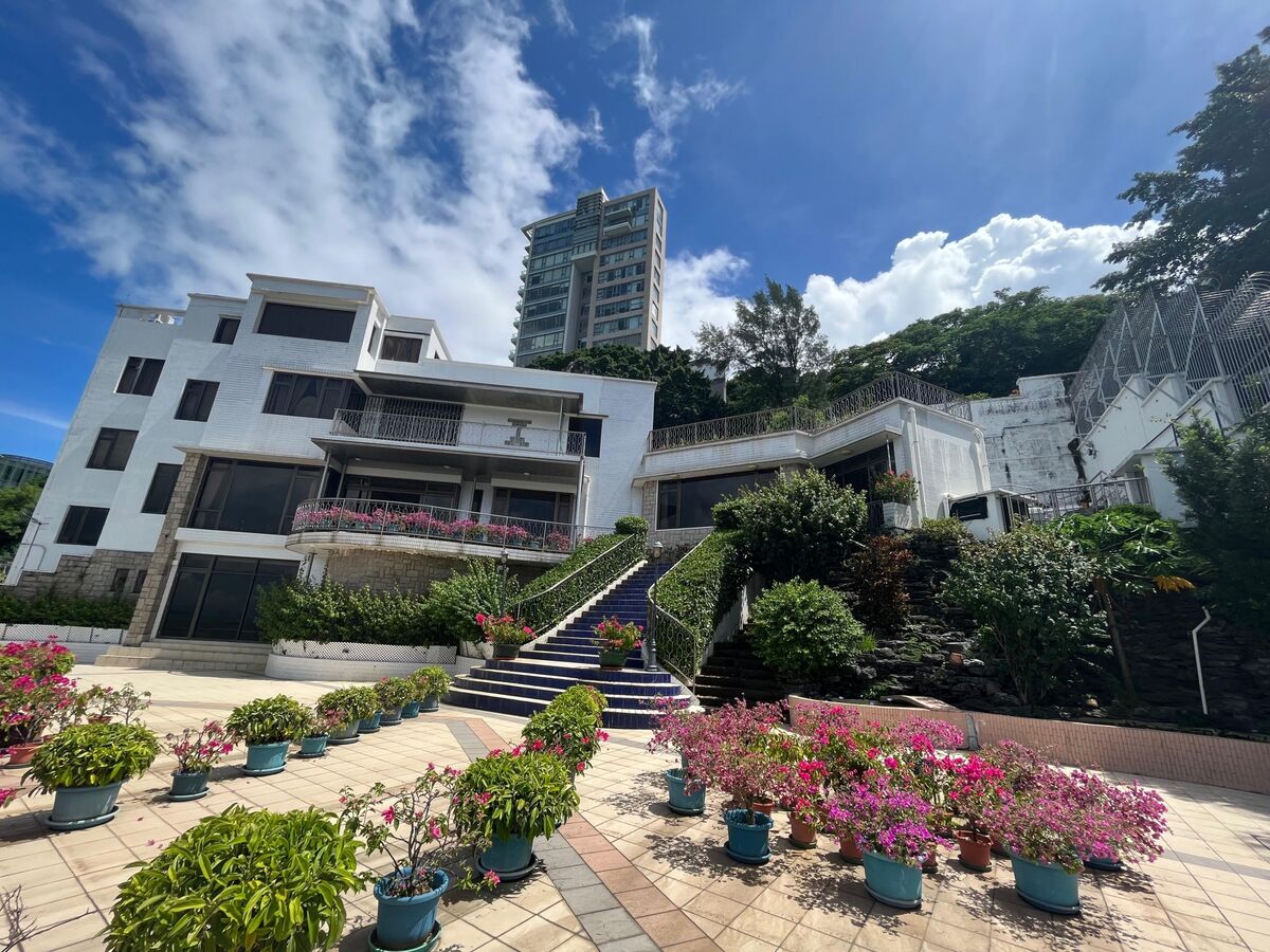 Hong Kong’s Rich Families Sell Their Own Dwellings to Repay Debt