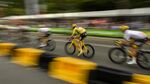 Great Britain's Christopher Froome (C), wearing the overall leader's yellow jersey ride on the Champs-Elysees avenue with the Arc de Triomphe in the background during the 103 km twenty-first and last stage of the 104th edition of the Tour de France cycling race on July 23, 2017 between Montgeron and Paris Champs-Elysees. / AFP PHOTO / Lionel BONAVENTURE (Photo credit should read LIONEL BONAVENTURE/AFP/Getty Images)
