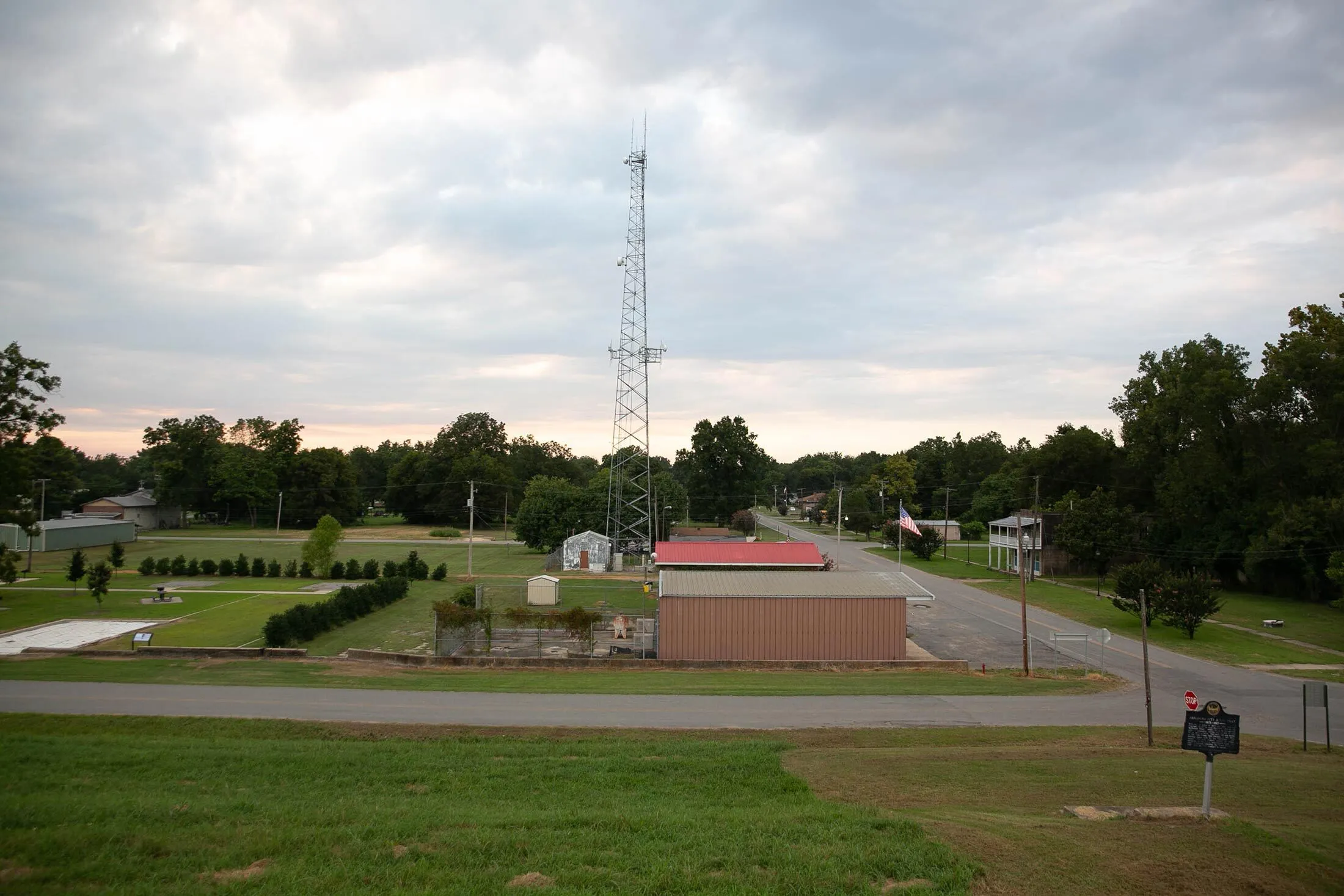 A 180-foot radio tower in Arkansas city, Ark., is part of a plan to fill gaps in U.S. broadband coverage.