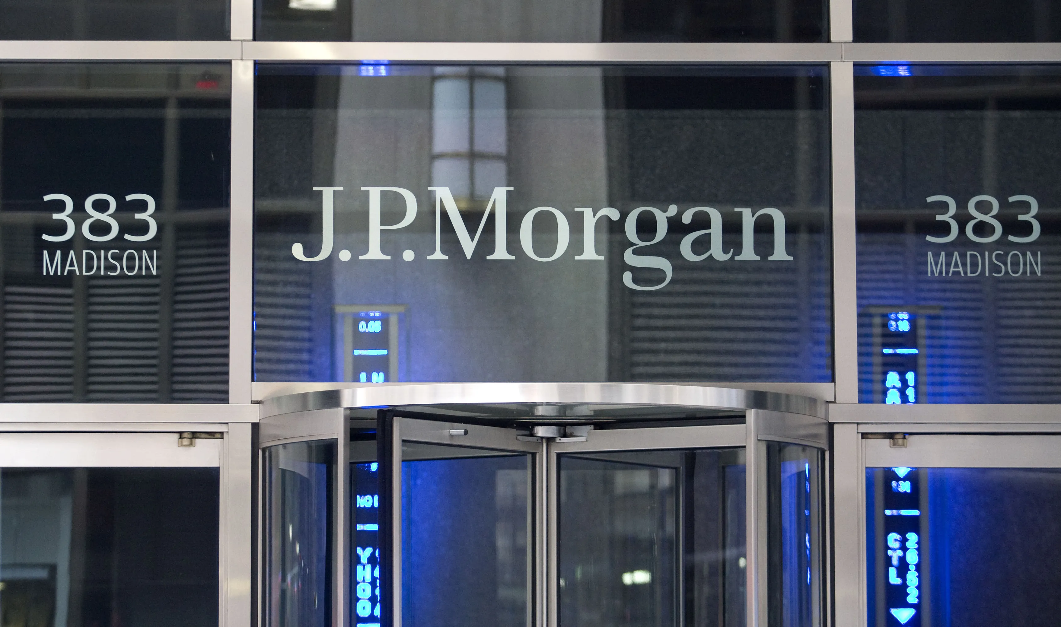 The JPMorgan Chase &amp; Co. logo is displayed at the former Bear Stearns Companies LLC. headquarters in New York, U.S., on Tuesday, April 14, 2009.&nbsp;