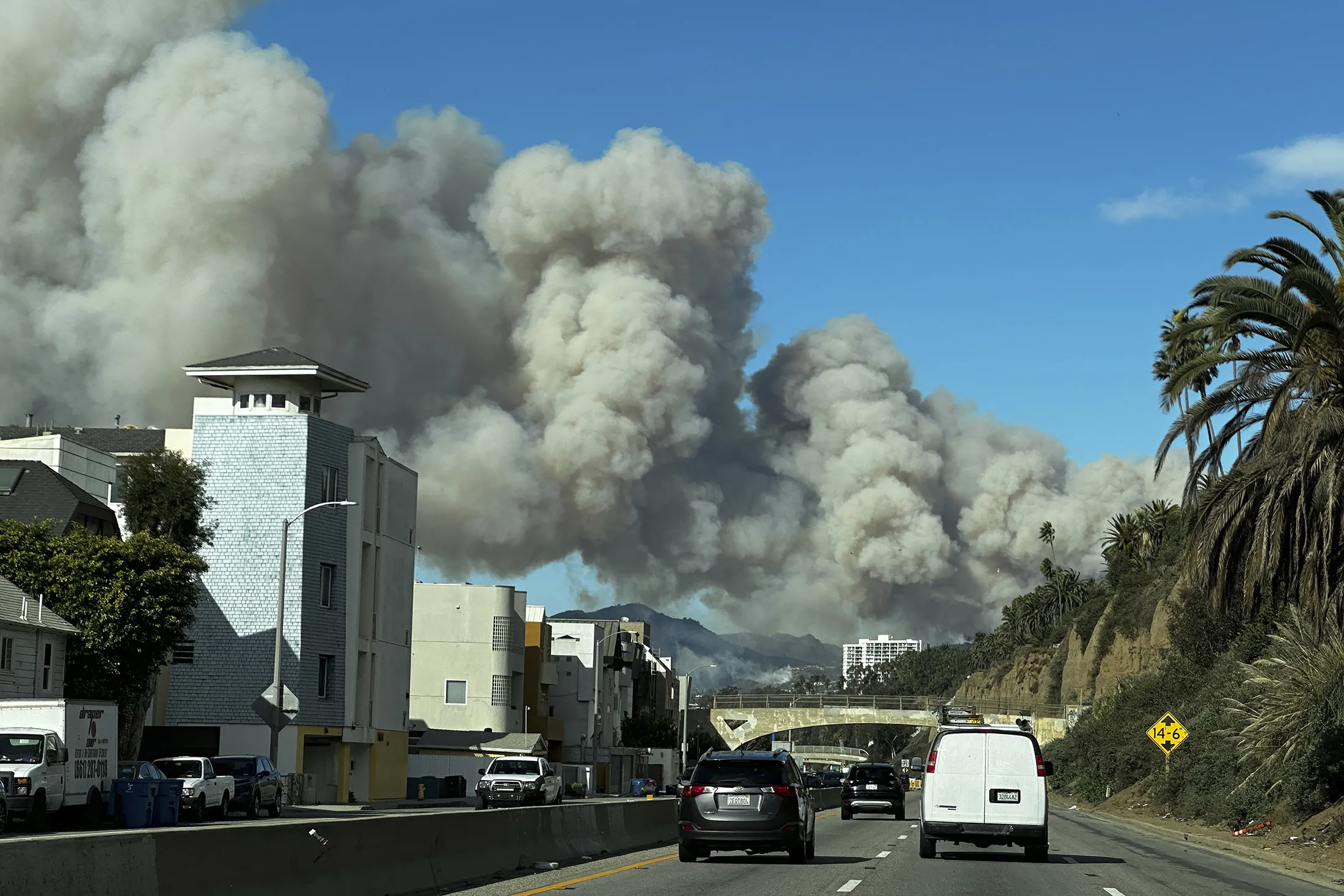 Los AngelesArea Fires Erupt as Dangerous Wind Storm Begins Bloomberg