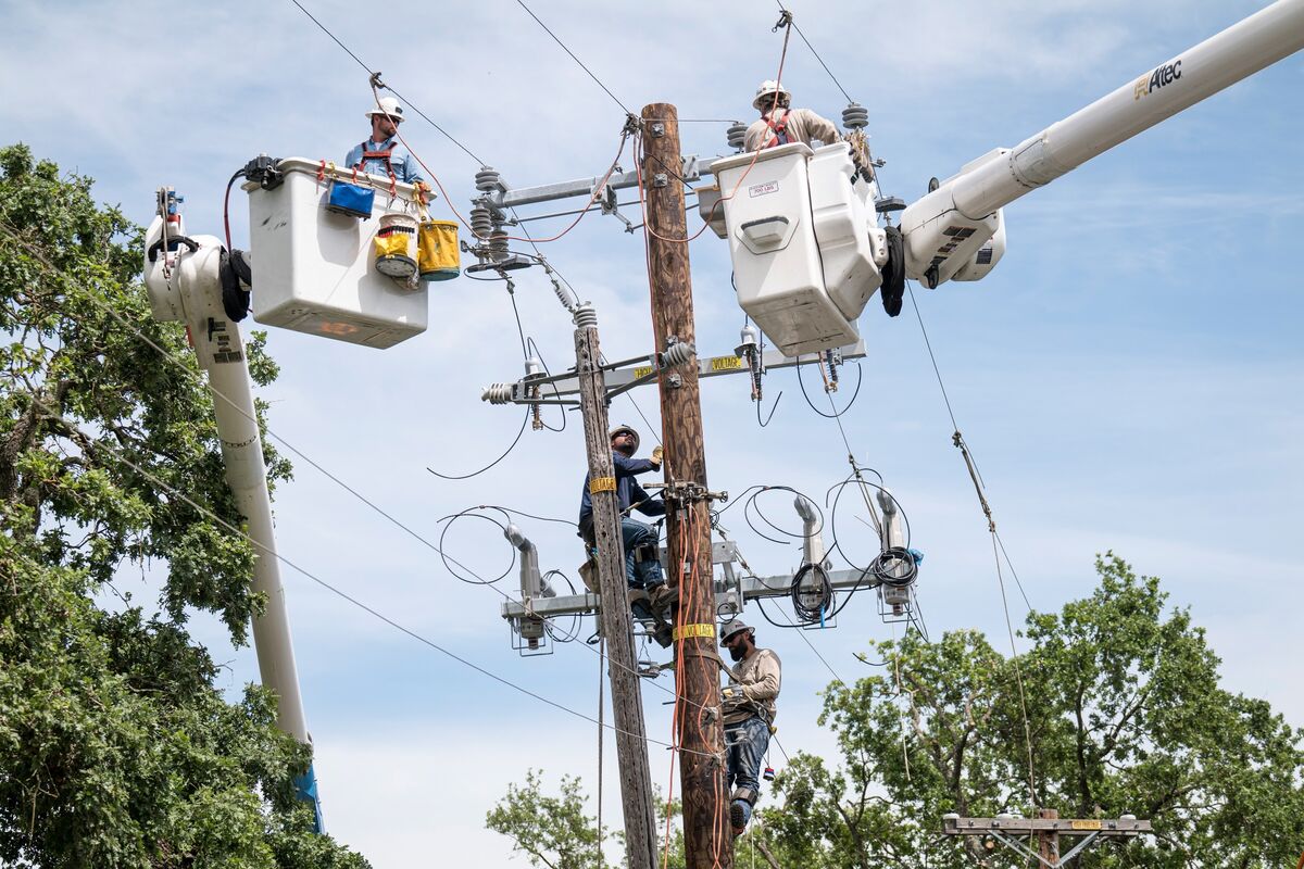 Trump Moves to Ban Some Foreign Energy Equipment From Grid - Bloomberg.com