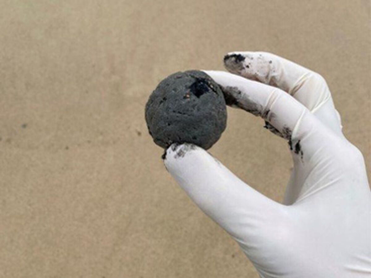 Sydney’s Famous Bondi Beach Shut as Toxic Tar Balls Wash Ashore - Bloomberg