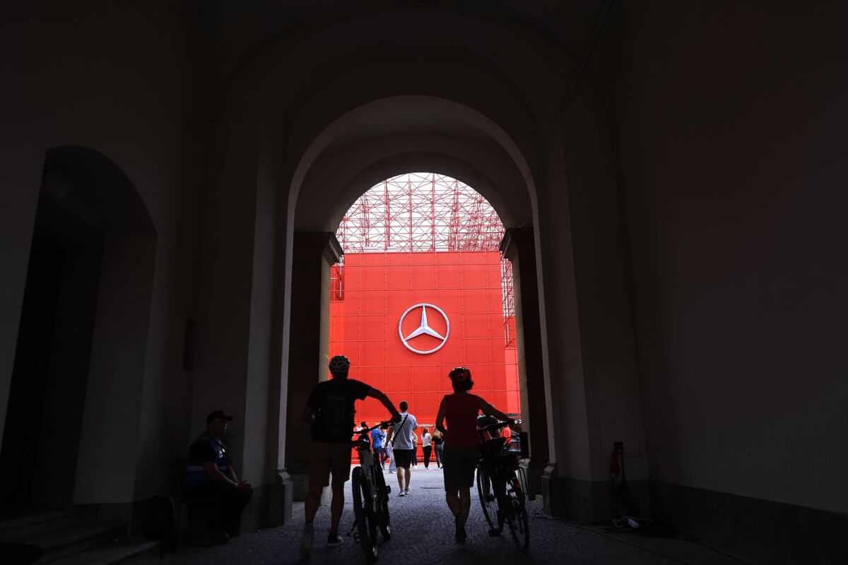 Protesters Abseil, Sink Car Parts Near Show Venue: Munich Update