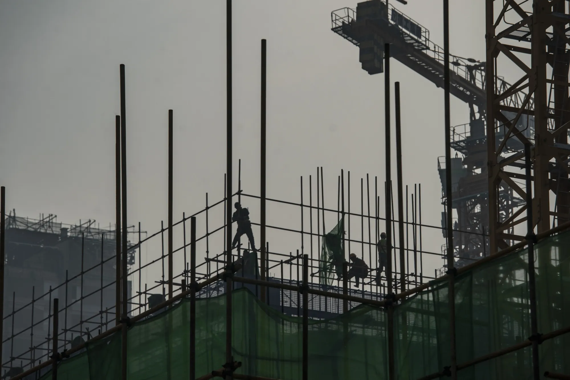 Early indicators show that the $1.9 trillion new home market remains&nbsp;fragile, as buyers are back on the hunt but not quite ready to invest.&nbsp;