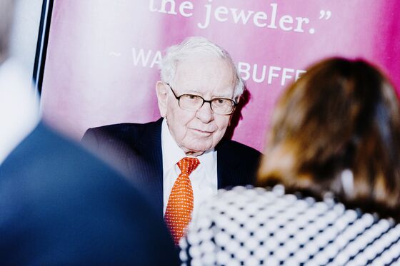 Buffett’s Charity Auction Breaks Record With $4.57 Million Bid