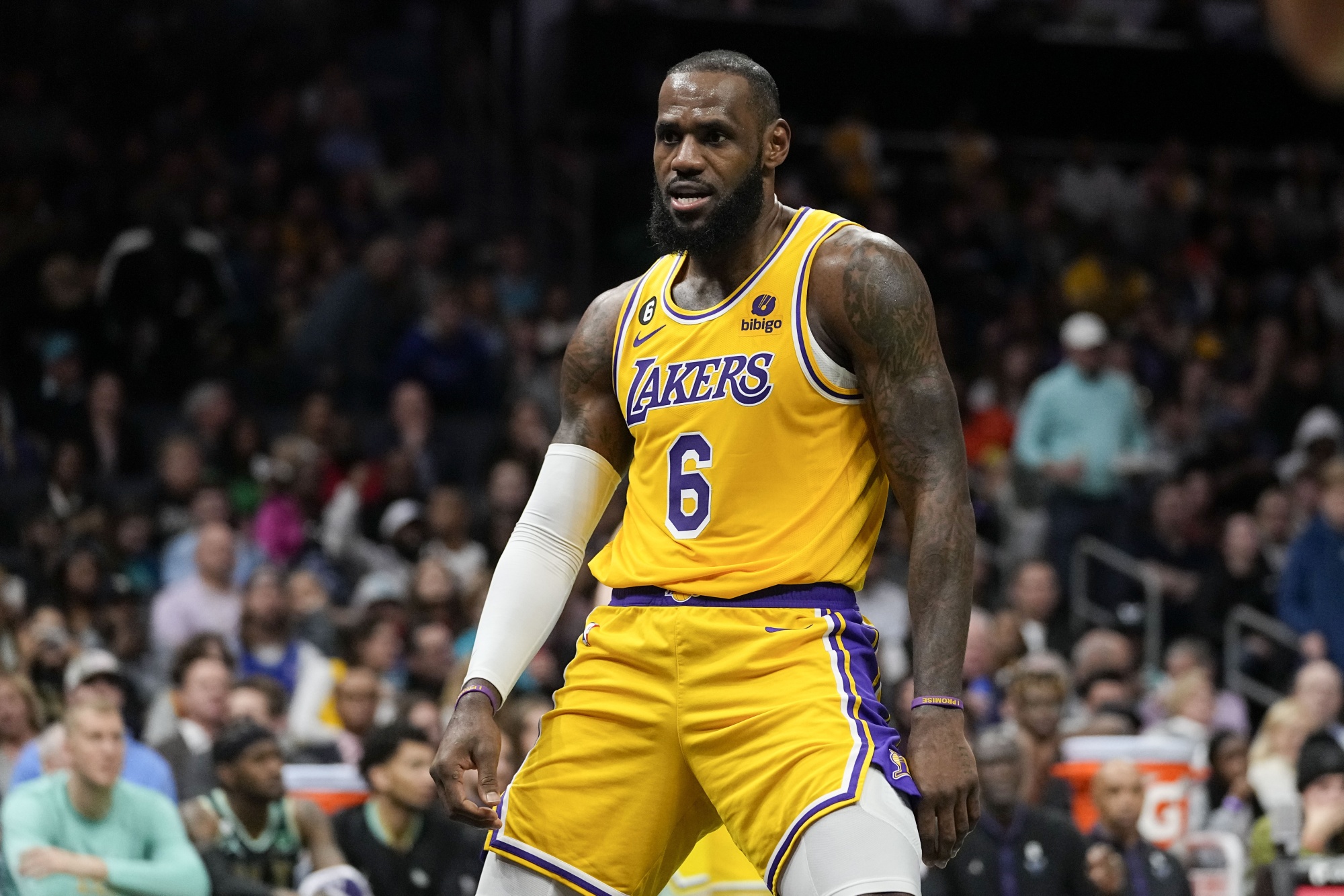 Lakers' LeBron James hints at new number after gifting No. 23 to