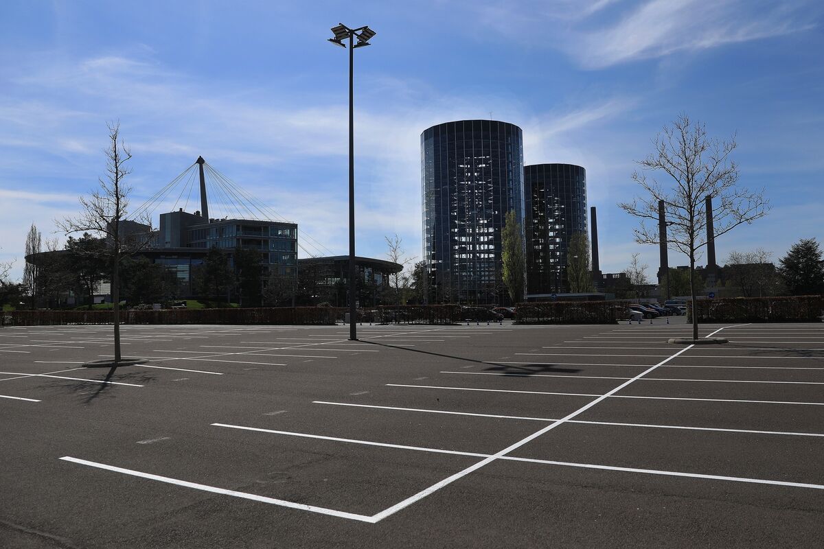 European Car Sales Drop Most on Record With Showrooms Closed Bloomberg