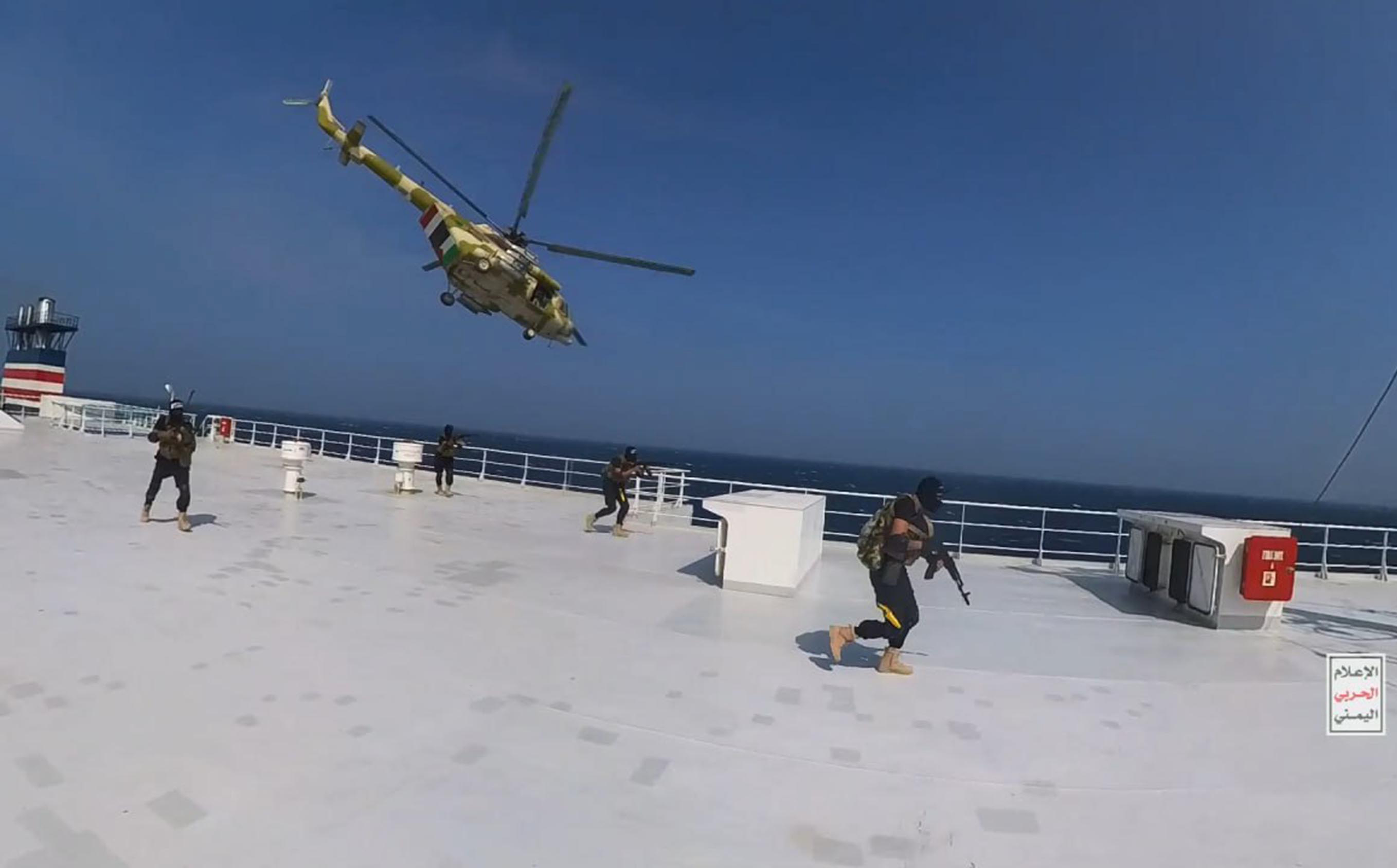 AGUAS INTERNACIONALES MAR ROJO, YEMEN - 20 DE NOVIEMBRE: Esta captura de pantalla capturada de un vídeo muestra a los combatientes hutíes de Yemen en acción. Adquisición del Galaxy Leader Cargo en la costa del Mar Rojo frente a Hudaydah, el 20 de noviembre de 2023.