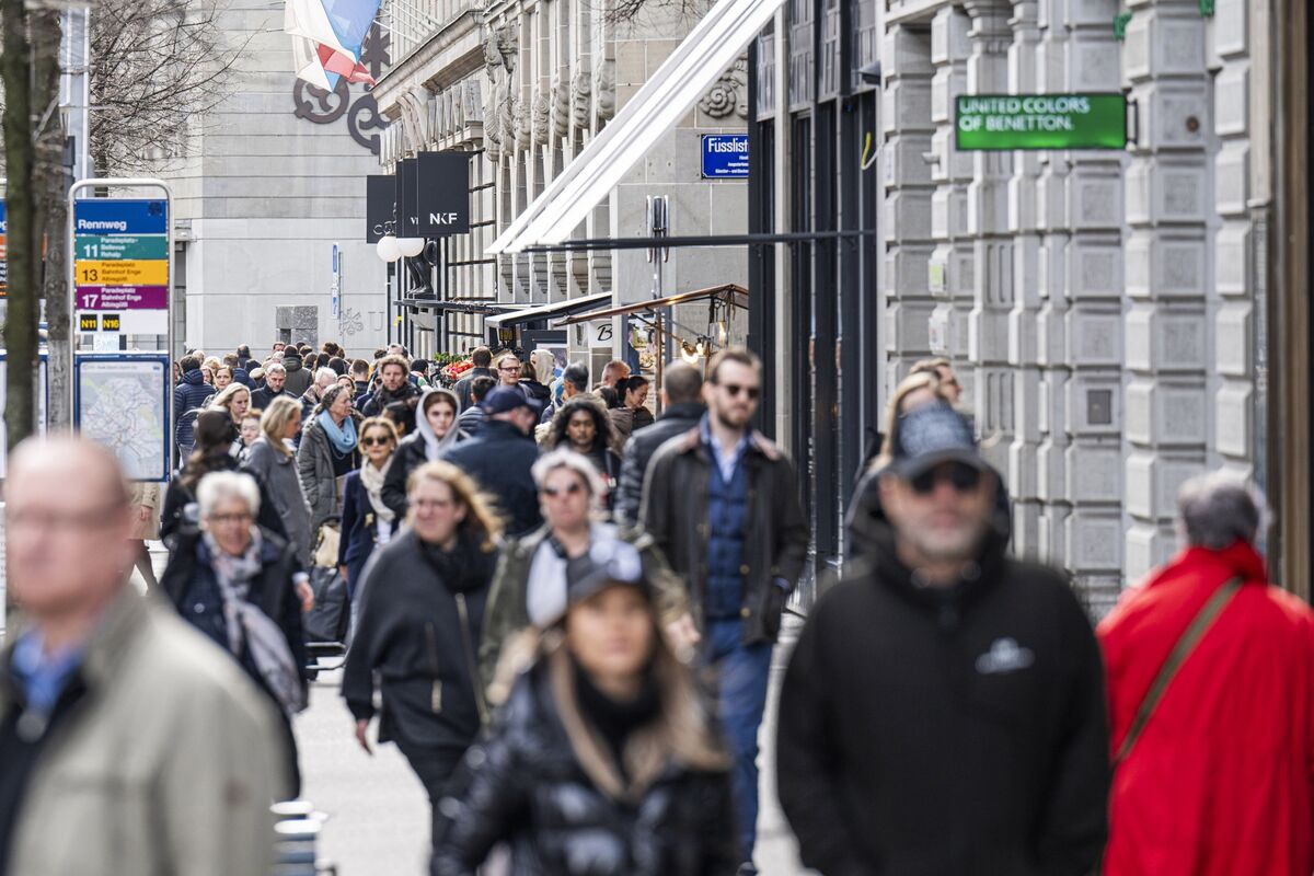 
                            Swiss Population Cap Proposal Gets Almost 50% Backing in Poll