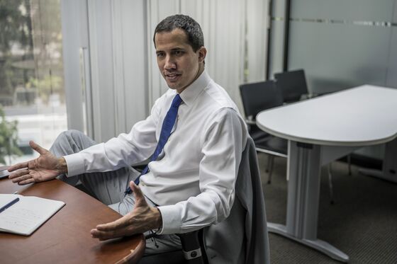Forced to Bathe With a Bucket of Water, Juan Guaido Soldiers On