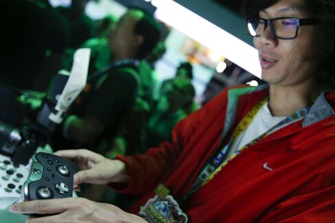 A man holds Microsoft's Xbox Elite controller during the E3 expo in Los Angeles on June 16, 2015.