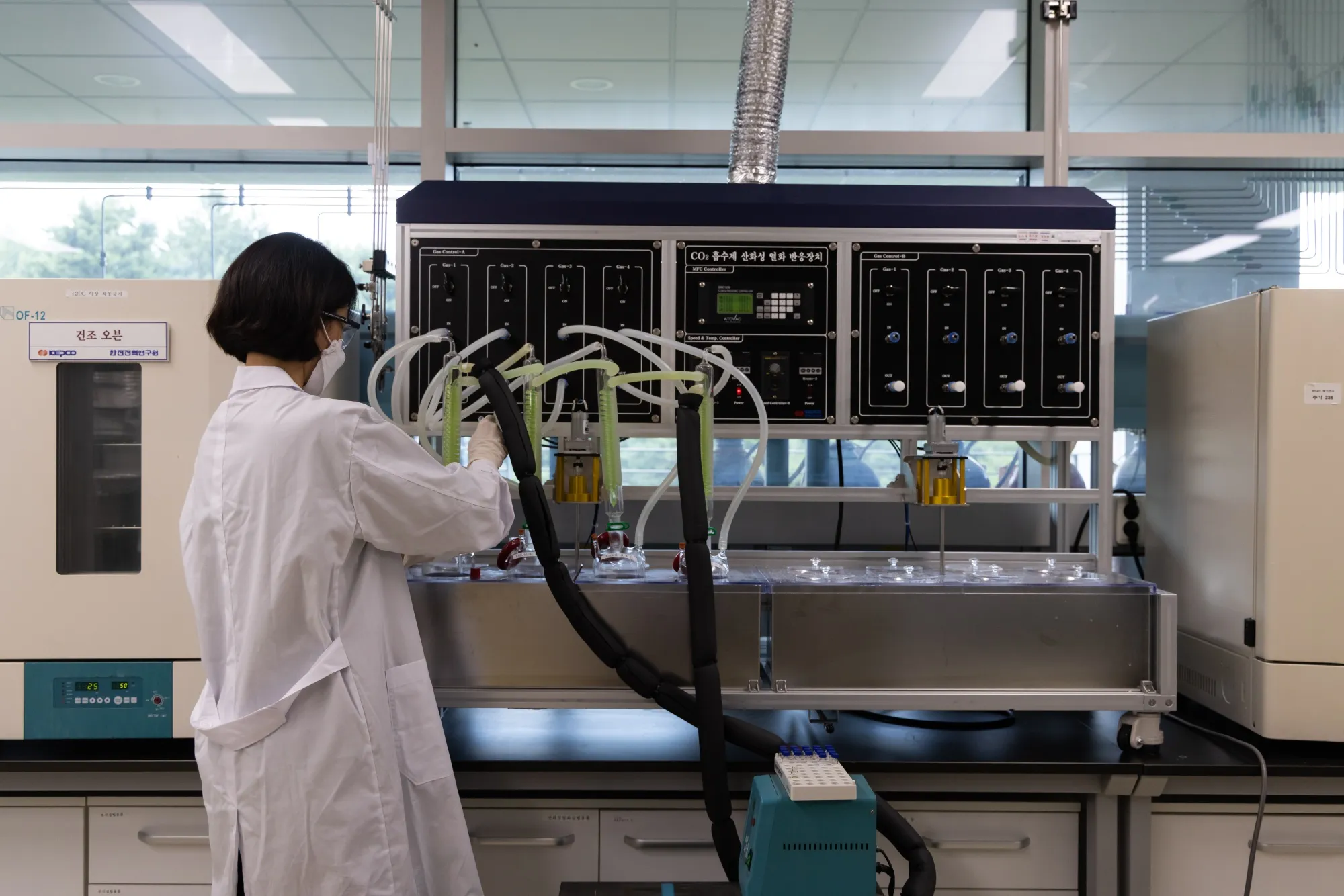 A researcher at Kepco Research Institute works on improving amine-based liquid absorbent that captures CO2.