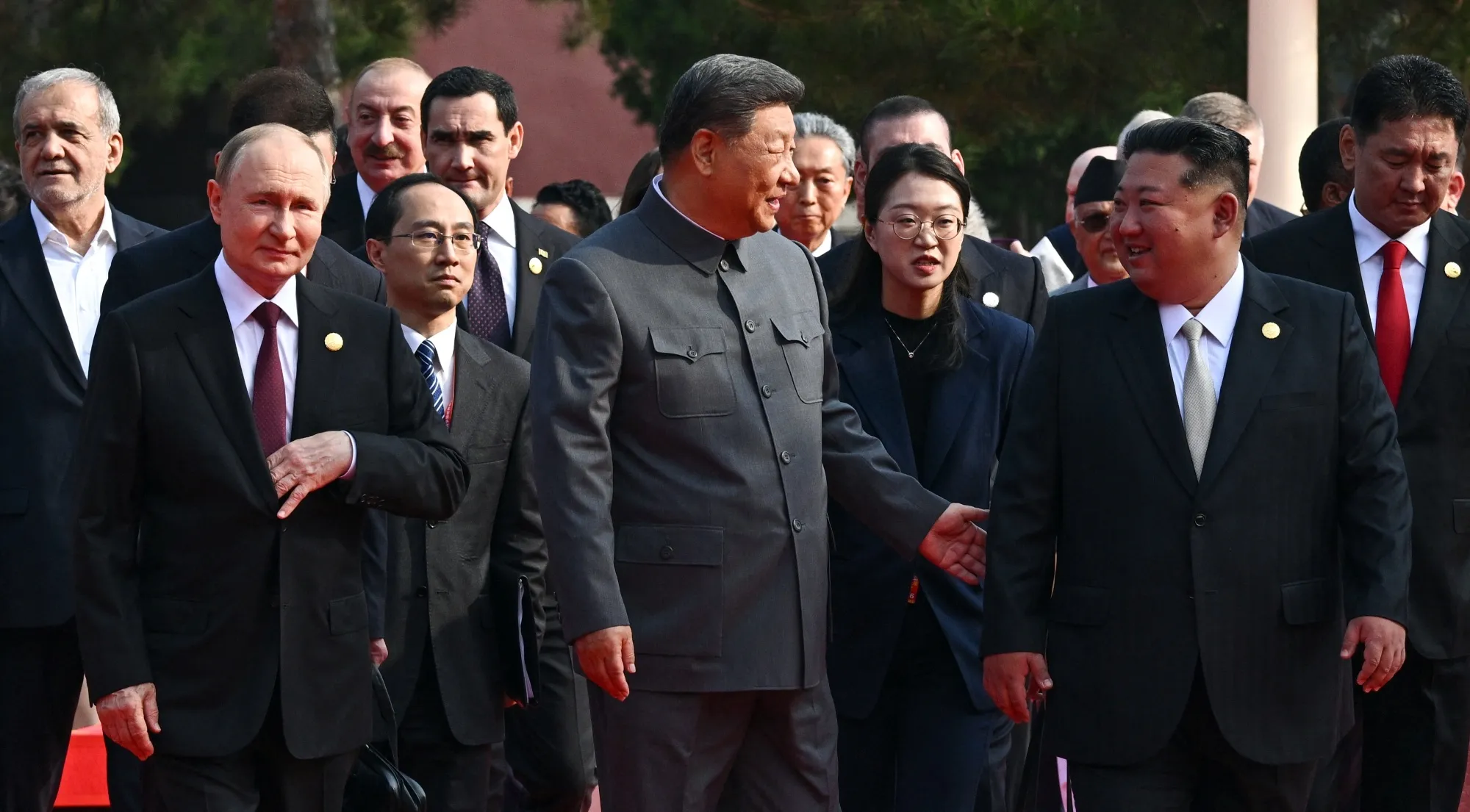 北朝鮮の金正恩氏（右）
