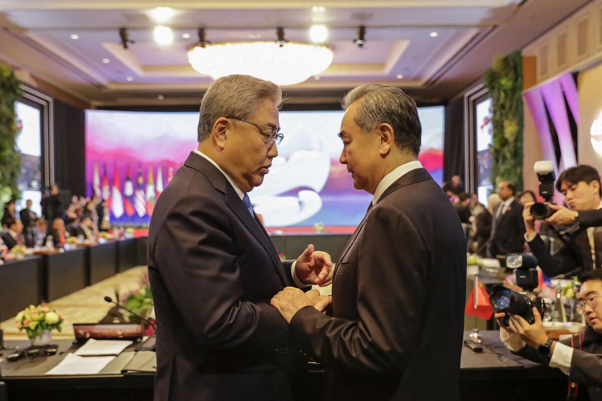 Top South Korea, China Envoys Aim for Three-Way Talks With Japan