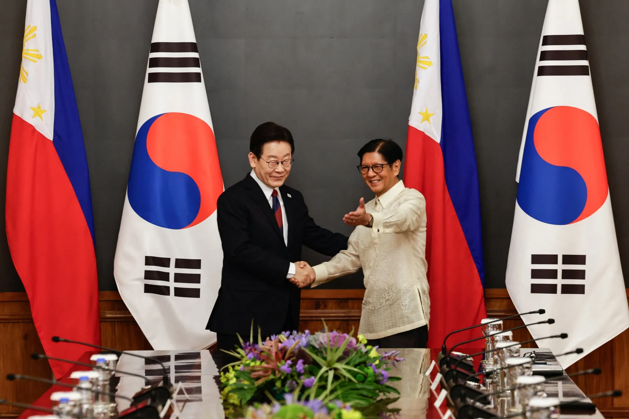 Philippine President Ferdinand Marcos Jr., right,&nbsp;and South Korea's President Lee Jae Myung&nbsp;&nbsp;in Manila on March 3.