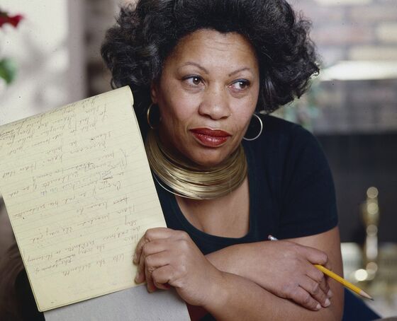 Toni Morrison, First Black Woman Writer to Win Nobel, Dies