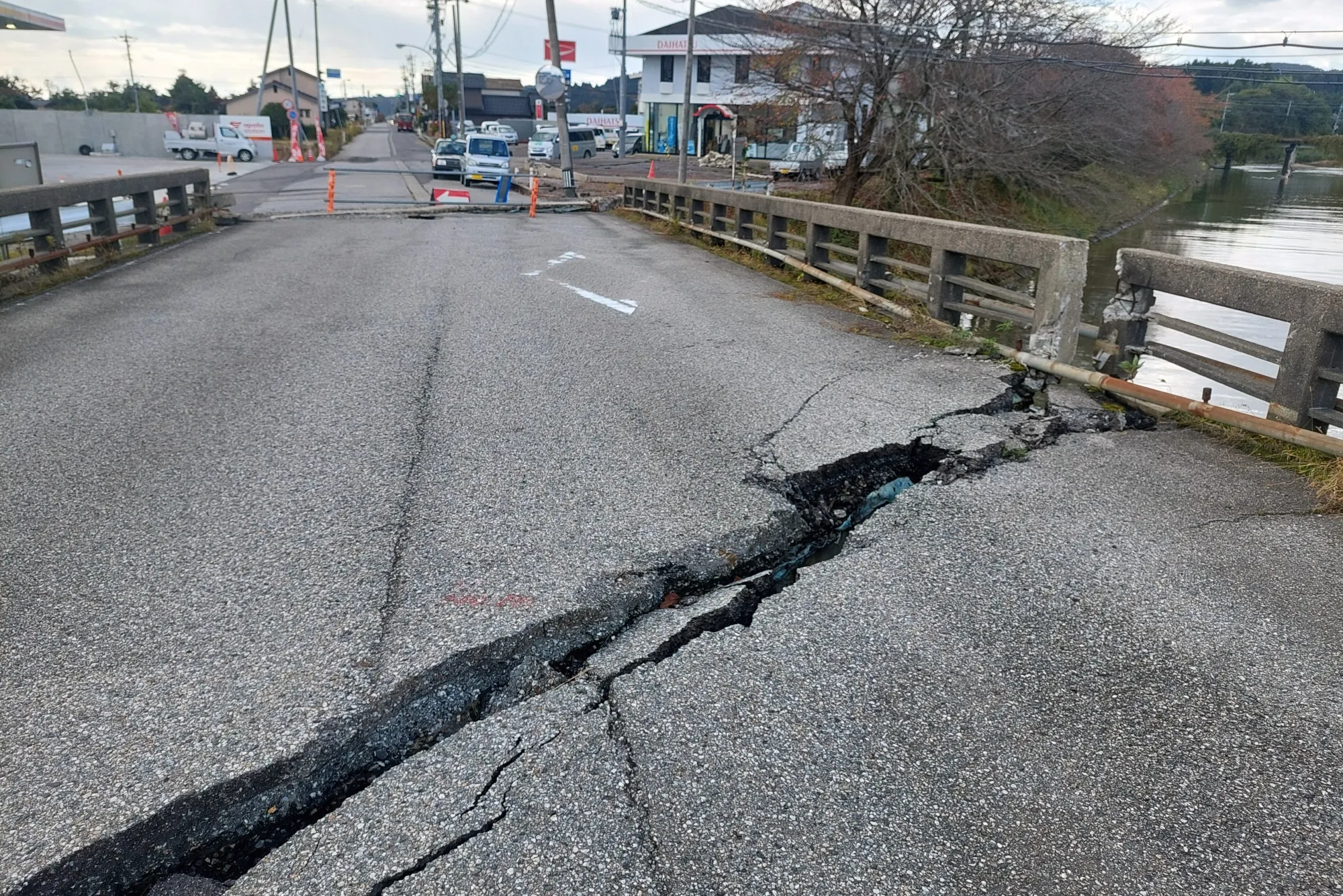 能登半島地震があらわにした日本のインフラ危機─2年たっても橋には