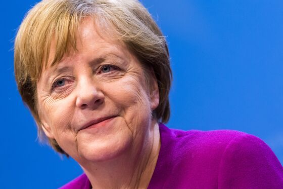 Most Germans Want Merkel to Stick Around Until 2021, Poll Shows