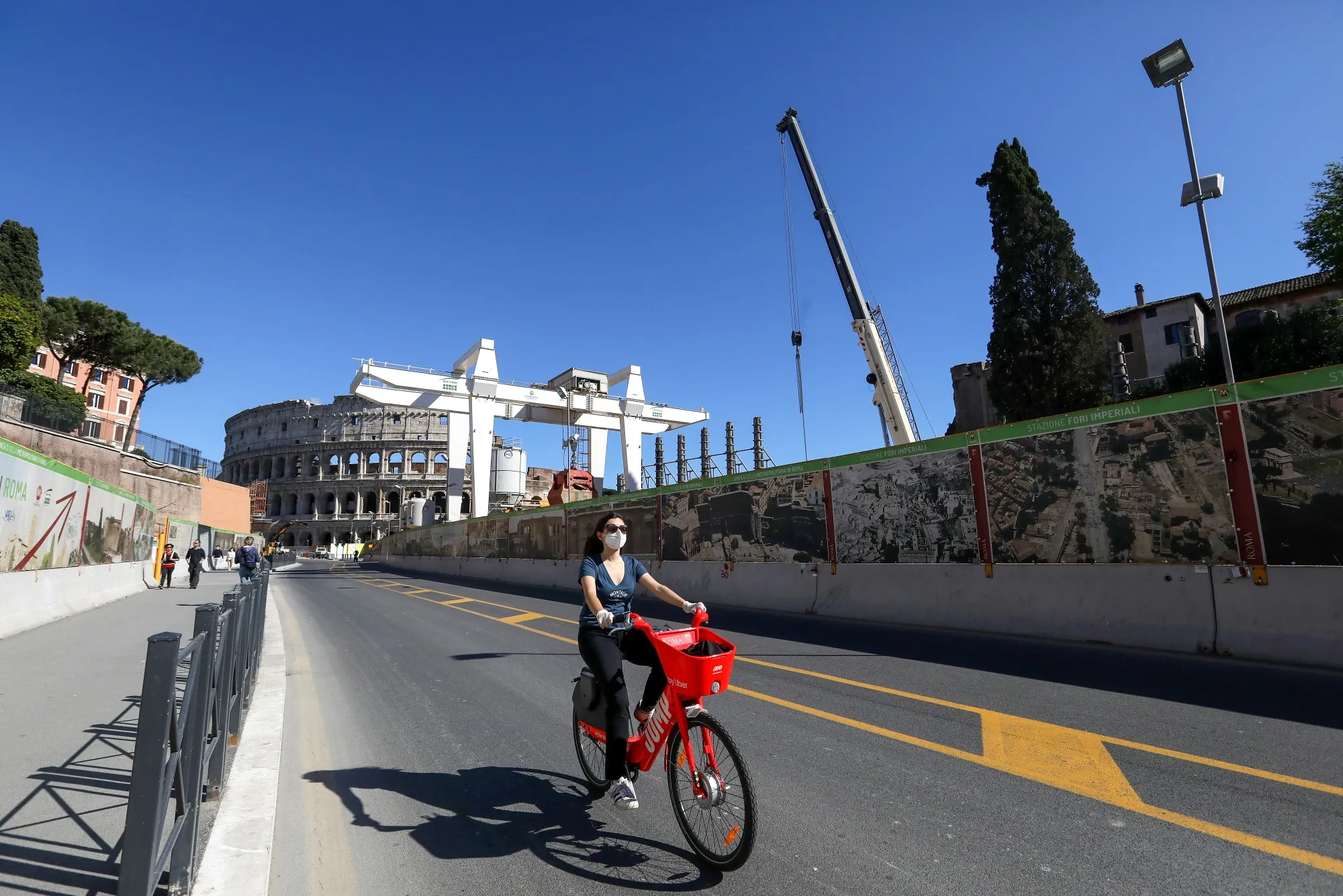 Italy Cautiously Edges Out of Virus Lockdown