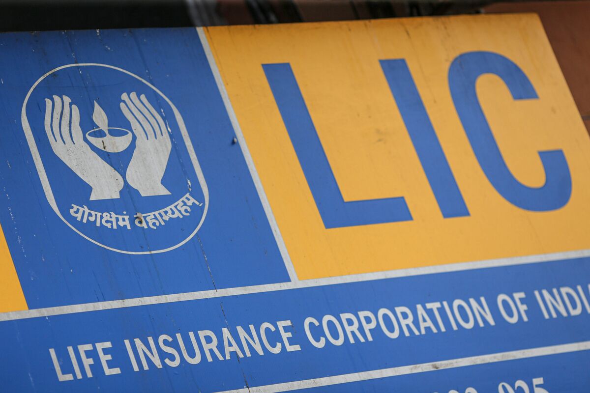India Seeks to Raise at Least $1.3 Billion in LIC Share Sale
