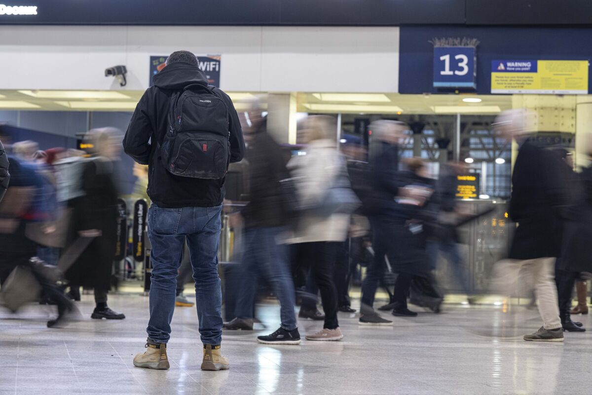 uk-travel-chaos-as-strikes-and-frigid-weather-cause-disruptions-bloomberg