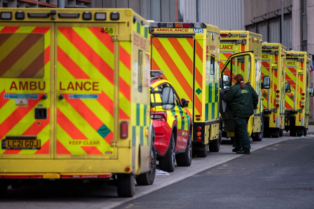 UK Ambulance Workers Follow Nurses by Striking Over Pay - Bloomberg