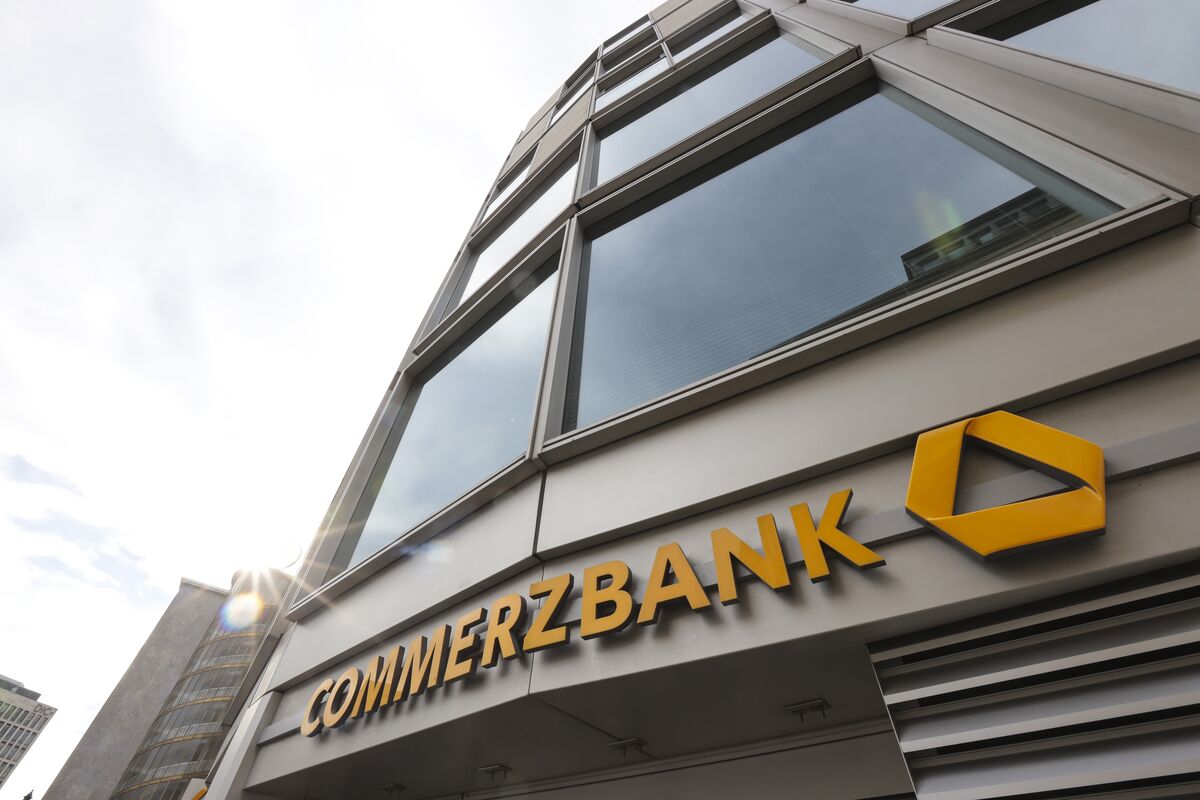 Банки маркет. Commerzbank лого. Коммерцбанк в Москве. Коммерцбанк Таджикистан логотип. Commerzbank игрушка.