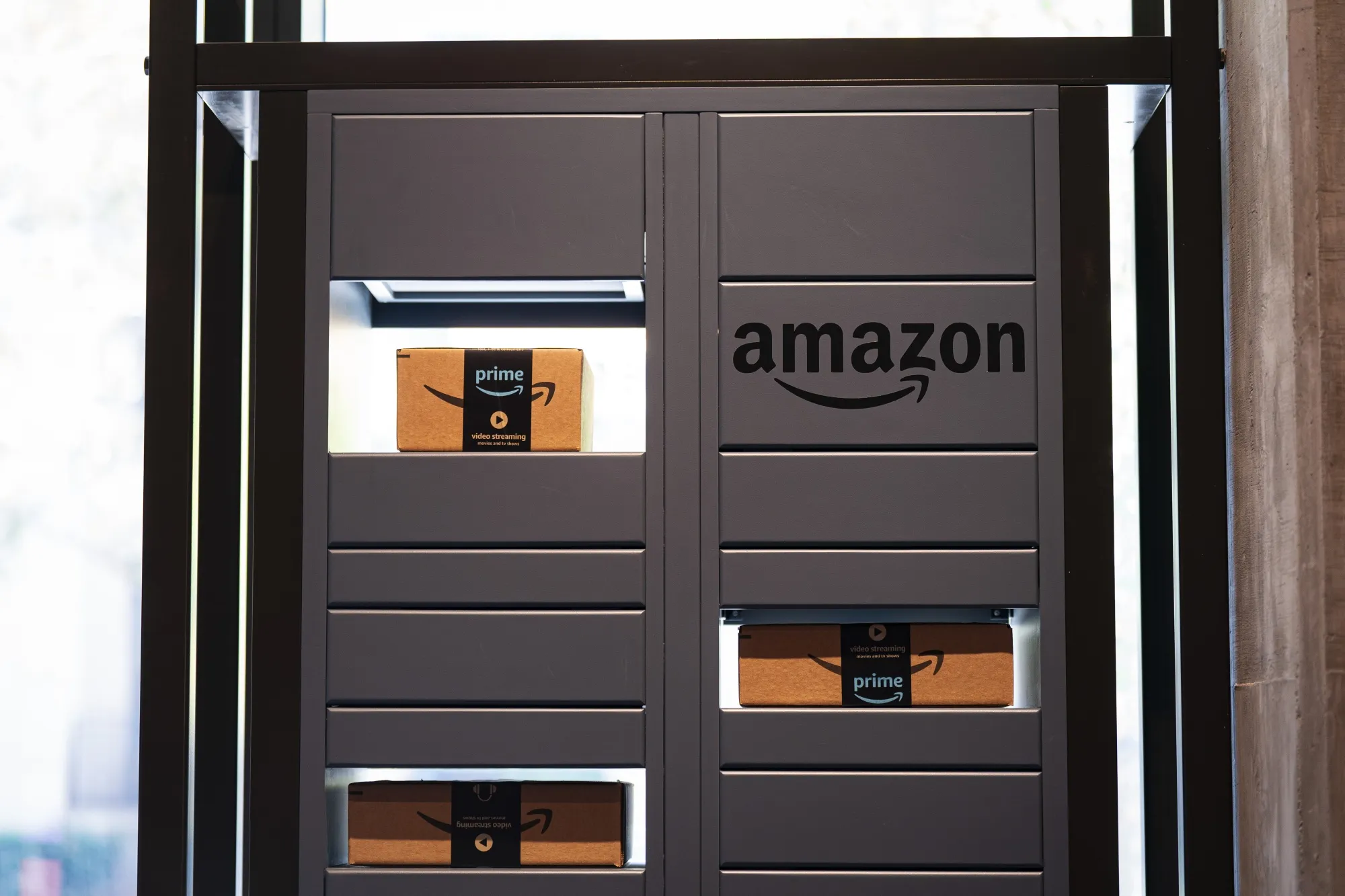 アマゾン株下落、ウェルズFのアナリストが投資判断を引き下げ - Bloomberg