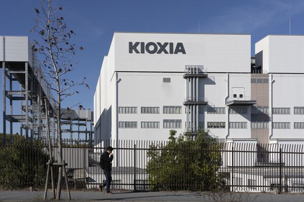 Japan?s Kioxia Sets IPO Price Range for 126 Billion Listing