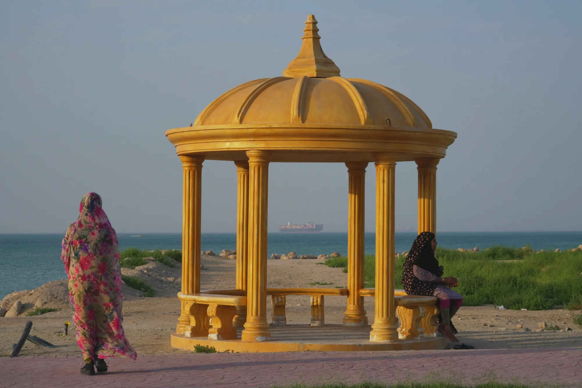 ホルムズ海峡を航行する船舶が見える海岸線
