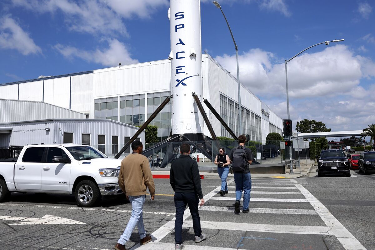 SpaceX Leaves Some Banks Peeved at Junior Roles in IPO Lineup - Bloomberg.com image